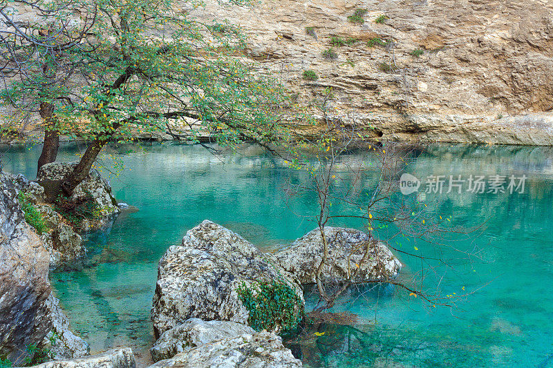 普罗旺斯的自然地标:Fontaine de Vaucluse